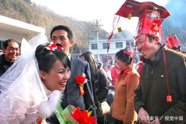 农村人结婚这样"闹公婆",真是没谁了